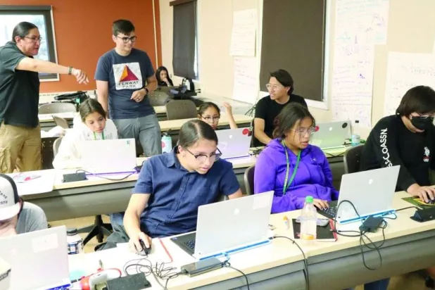 معسكر لاكوتا للذكاء الاصطناعي علم شباناً من السكان الأصليين كيف يصنعون أدوات ذكاء اصطناعي بلغتهم ولثقافتهم