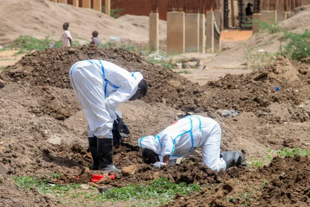 عناصر «الهلال الأحمر» السوداني عثروا على 307 قبور عشوائية في حي الأزهري جنوب الخرطوم (أ.ف.ب)
