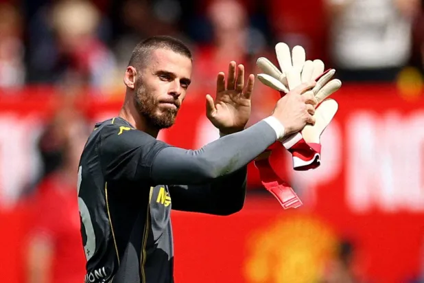  دي خيا يحيي الجماهير بعد نهاية المباراة الودية (رويترز)