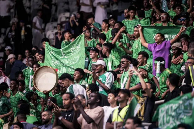 جماهير سعودية حضرت لمساندة منتخب السلة (الشرق الأوسط)