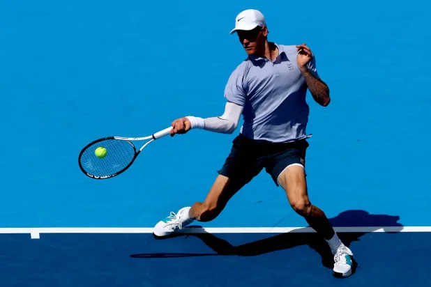 سينر خلال المواجهة (أ.ف.ب)