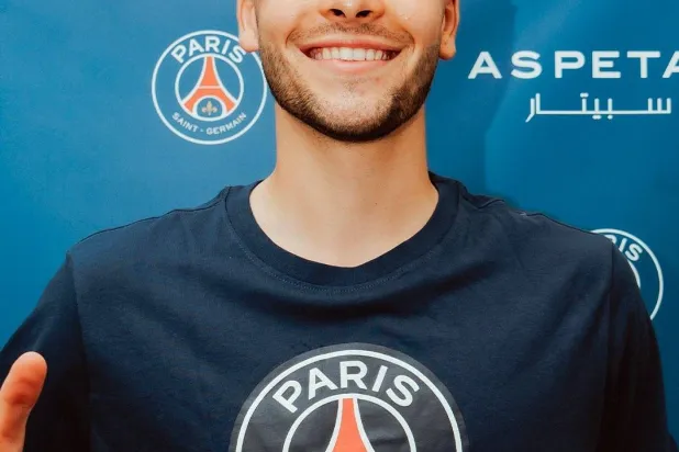 شوفالييه بقميص سان جيرمان (موقع النادي)