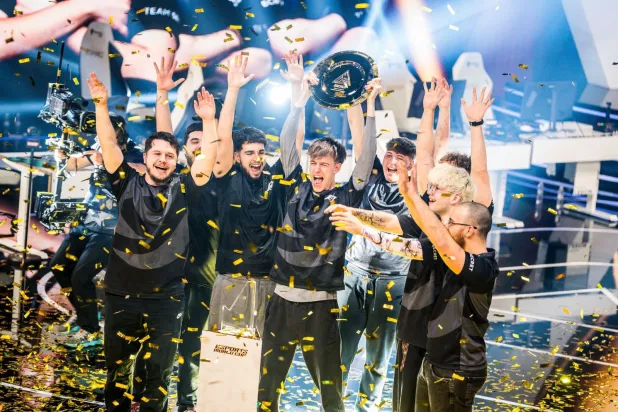 أعضاء فريق تيم سيكرت لحظة تتويجهم باللقب (الشرق الأوسط)