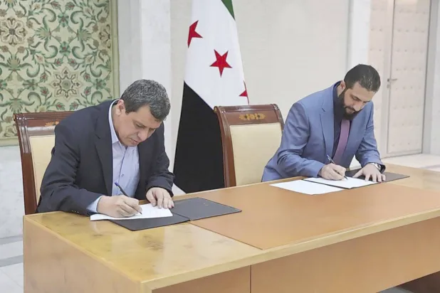 
الشرع وقَّع مع قائد «قسد» مظلوم عبدي اتفاقاً في مارس الماضي للاندماج في الدولة السورية (أ.ب)