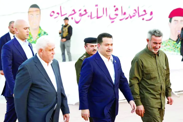 رئيس الوزراء العراقي محمد شياع السوداني يتوسّط رئيس «الحشد الشعبي» فالح الفياض ورئيس أركانه «أبو فدك» (أرشيفية - إعلام حكومي)