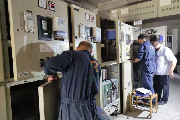 فرق فنية خلال أعمال تركيبات وصيانة في محطة تحويل كهرباء الحفة بمحافظة اللاذقية السورية (محافظة اللاذقية عبر تلغرام)