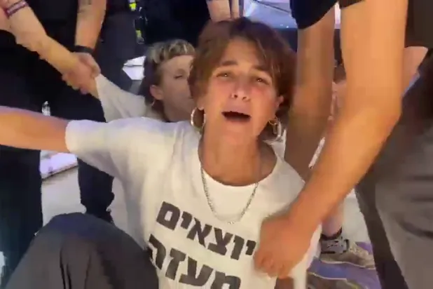 نشطاء سلام إسرائيليون من منظمة «نقف معا» يقتحمون بثا تلفزيونيا خلال تصويت في برنامج «الأخ الأكبر» (لقطة من فيديو) 