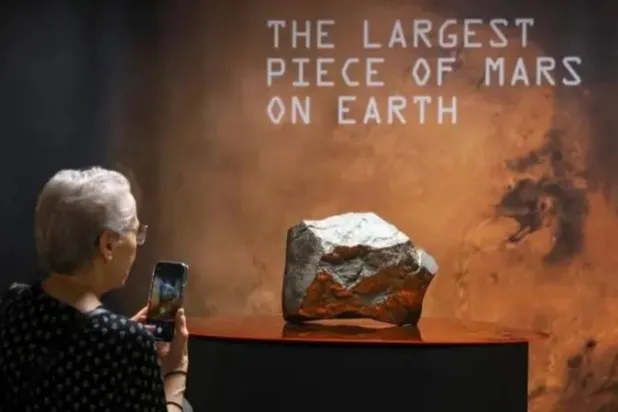 عُرض النيزك المريخي في نيويورك قبل طرحه بالمزاد العلني (إ.ب.أ)