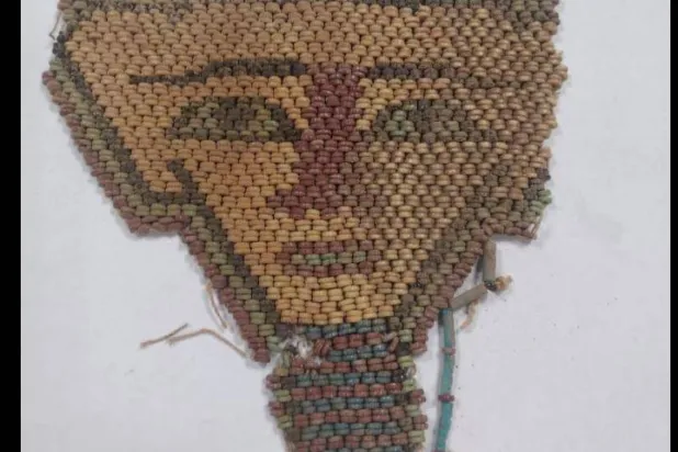 جزء من قناع ضمن الآثار المصرية المستردة (وزارة السياحة والآثار)