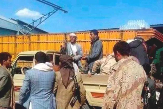 مسلحون حوثيون أمام معمل لتعبئة المياه في صنعاء (فيسبوك)

