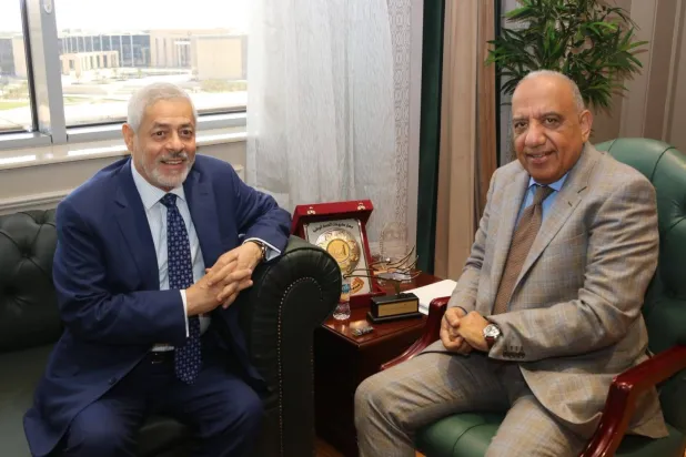 وزير الكهرباء المصري محمود عصمت خلال لقائه رجل الأعمال الإماراتي حسين النويس (حساب رئاسة مجلس الوزراء على فيسبوك)