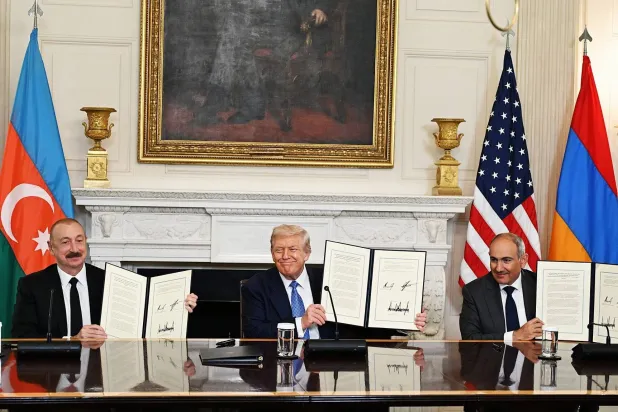 الرئيس الأميركي ورئيس أذربيجان إلهام علييف ورئيس وزراء أرمينيا نيكون باشينيان خلال توقيع الاتفاق بين أذربيجان وأرمينيا بالبيت ألأبيض (إ.ب.أ)