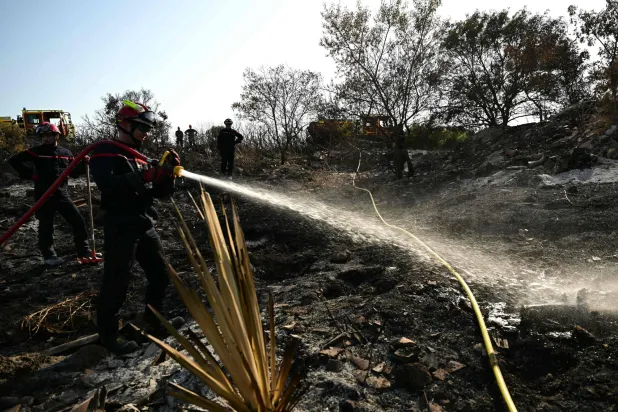 عناصر الإطفاء يكافحون الحرائق جنوب فرنسا يوم 9 أغسطس (أ.ف.ب)