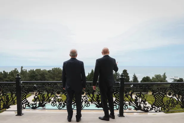 علييف وبزشكيان يقفان فوق هضبة في باكو تطل على بحر قزوين خلال أبريل الماضي (الرئاسة الإيرانية)