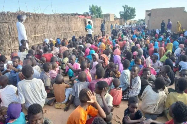 أطفال ينتظرون العون في الفاشر (فيسبوك)