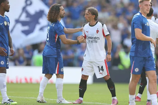 كوكوريلا لاعب تشيلسي يصافح لوكا مودريتش لاعب ميلان الجديد بعد المباراة الودية (وسائل إعلام بريطانية)