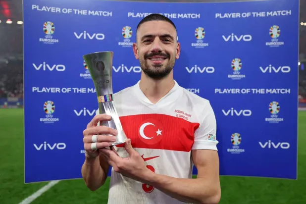 المدافع الدولي التركي ميريح ديميرال (منتخب تركيا)