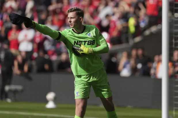 دين هندرسون حارس مرمى فريق كريستال بالاس (رويترز) 