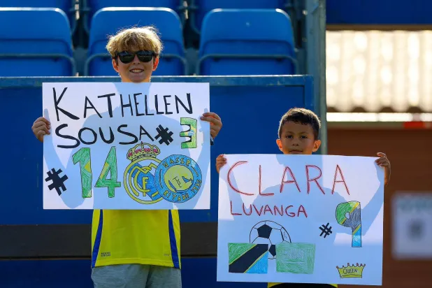 أطفال لدى حضورهم ودية سيدات النصر في ماربيا (موقع النادي)