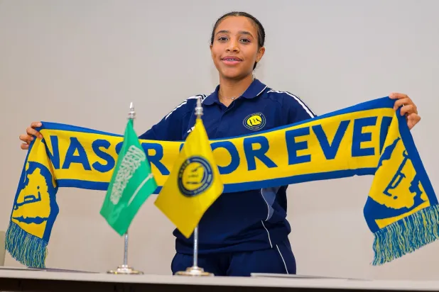 شيخة غالب بعد توقيع العقد (موقع النادي)