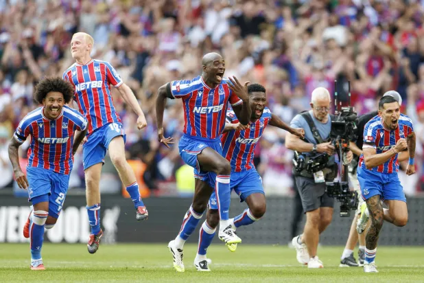 فرحة غامرة للاعبي كريستال بالاس بالفوز التاريخي بالدرع الخيرية (إ.ب.أ)