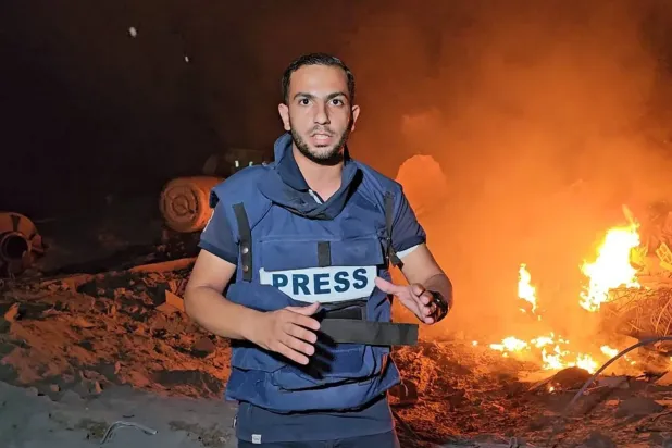 Enes eş-Şerif’in İsrail tarafından Gazze Şeridi'nin kuzeyine düzenlenen bombardımanı haber yaparken çekilmiş bir fotoğrafı (Al Jazeera)