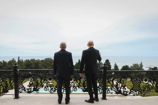 Aliyev ve Pezeşkiyan, geçtiğimiz nisan ayında Bakü'de Hazar Denizi'ne bakan bir tepede (İran Cumhurbaşkanlığı)