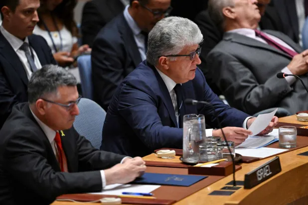 مساعد الأمين العام للأمم المتحدة ميروسلاف جينكا (وسط)... (أ.ف.ب)