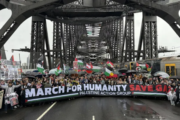 آلاف المتظاهرين يعبرون جسر ميناء سيدني خلال مسيرة من أجل الإنسانية لمجموعة العمل من أجل فلسطين في سيدني الأسبوع الماضي (د.ب.أ)