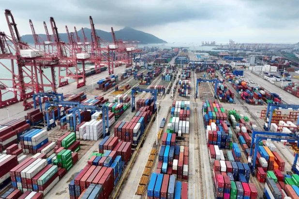 آلاف الحاويات المعدة للتصدير في ميناء ليانينغانغ شرق الصين (أ.ف.ب)