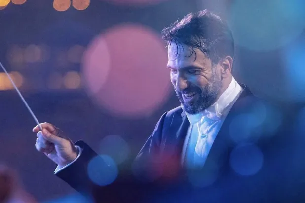 المايسترو لبنان بعلبكي قائد الأوركسترا الفلهارمونية اللبنانية (صور الفنان)