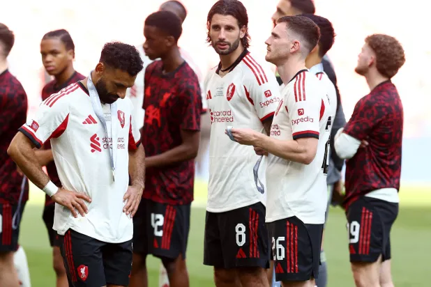 لاعبو ليفربول عقب الخسارة (رويترز)