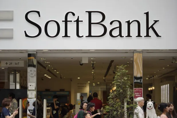 أحد متاجر مجموعة «سوفت بنك» في العاصمة اليابانية طوكيو (أ.ب)