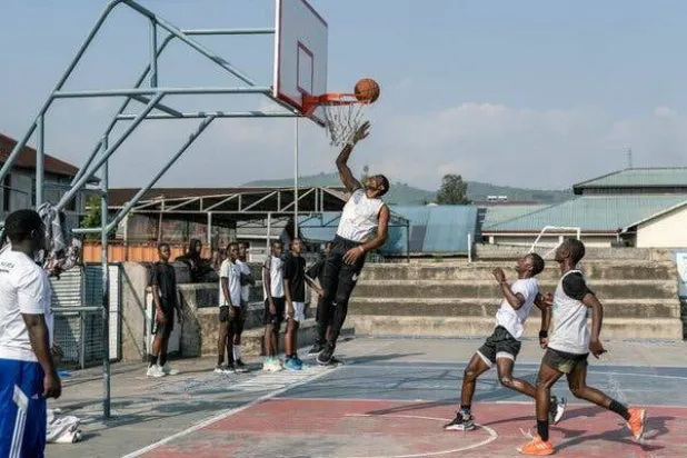 لا يزال مئات المراهقين يخرجون إلى مدينة غوما الكونغولية التي استولى عليها المتمردون مؤخراً للتدرب في أكاديمية كرة السلة للشباب (نيويورك تايمز)