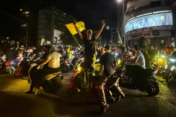أنصار «حزب الله» يتظاهرون ضد خطة نزع سلاح الحزب في الضاحية الجنوبية لبيروت (أ.ف.ب)