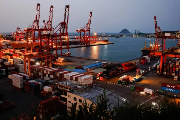 حاويات ومعدات في ميناء كيلونغ بتايوان (رويترز)