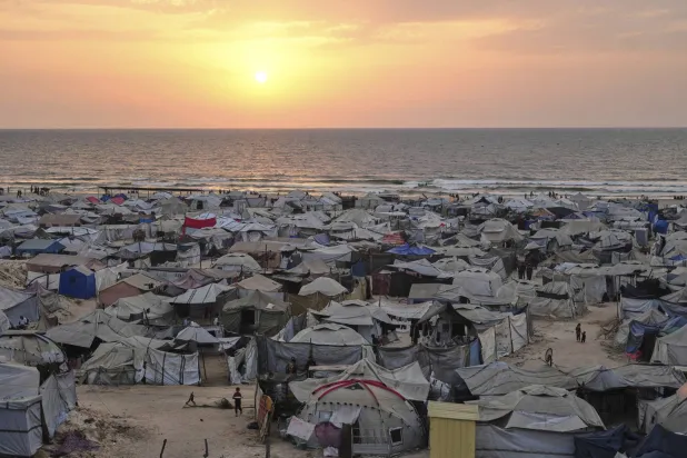 خيام تؤوي نازحين فلسطينيين على الشاطئ في مدينة غزة 10 أغسطس 2025 (أ.ب)