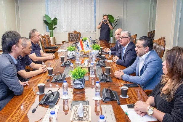 رئيس المنطقة الاقتصادية لقناة السويس خلال لقائه وفد الشركة الصينية (رئاسة مجلس الوزراء)