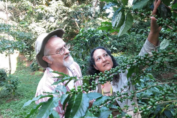 باحثان من جامعة ميشيغان في مزرعة للبن  (جامعة ميشيغان)