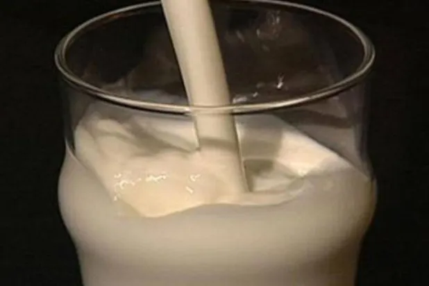 شرب الحليب كامل الدسم يزيد خطر الوفاة بأمراض القلب (رويترز)