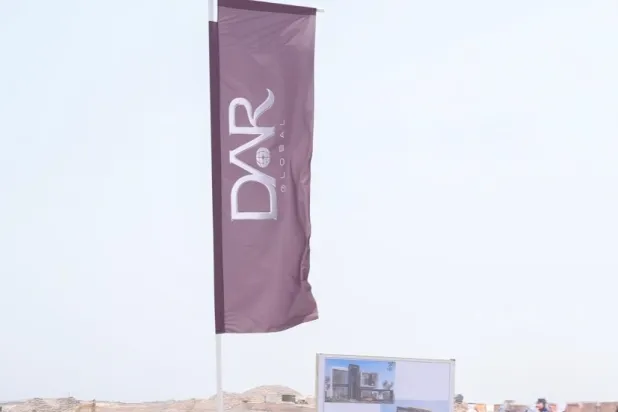 شعار «دار غلوبل» العقارية في أحد المشاريع (الشرق الأوسط)