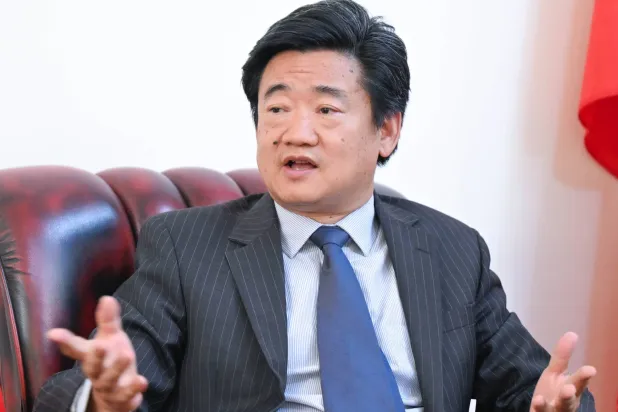 شاو تشنغ القائم بأعمال السفير الصيني لدى اليمن (تصوير: بشير صالح)
