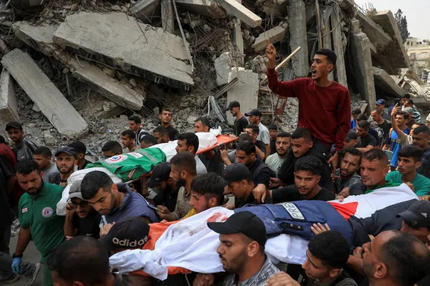 تشييع الصحافي أنس الشريف وزملاء له يوم الاثنين بعد مقتلهم في هجوم إسرائيلي بمدينة غزة (رويترز)