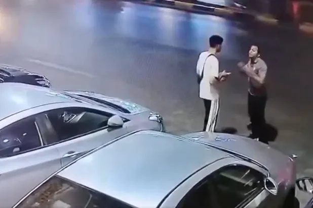 لقطة من مقطع فيديو متداول لواقعة الضرب وثقتها كاميرات المراقبة