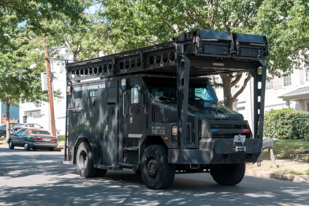 عربة مصفحة تابعة للشرطة خلال التعامل مع حادث في العاصمة واشنطن (د.ب.أ)