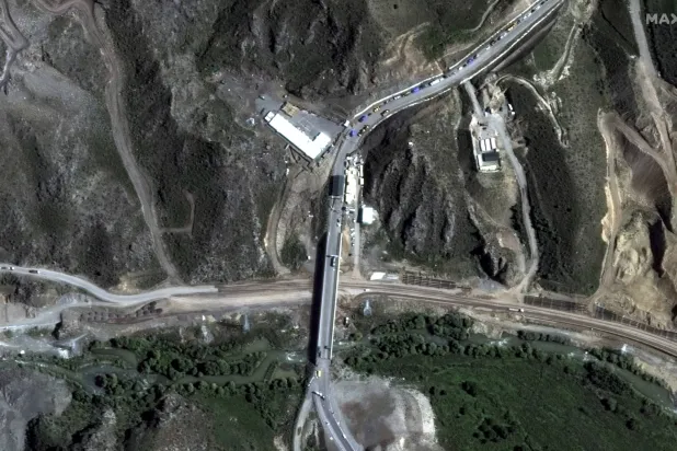 صورة من شركة «ماكسار تكنولوجيز» من الطريق السريعة المؤدية إلى الحدود الأرمينية مع أذربيجان عند ممر لاتشين... في سبتمبر 2023 (أ.ب)