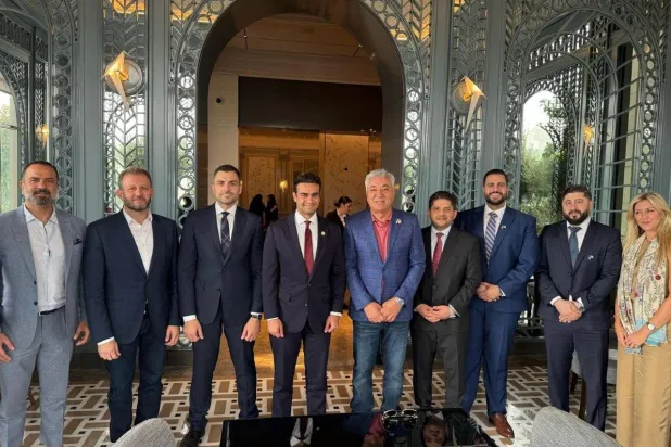 النائب إبراهيم حمادة بحضور رجال الأعمال عبد الحميد عاقل وأحمد سلقيني وجهاد سلقيني ولؤي حمصي والمحامي سمير صابونجي (مجلس الأعمال السوري الأميركي)
