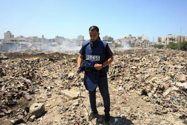 أنس الشريف خلال تغطية إخبارية في مدينة غزة 13 أغسطس 2024 (رويترز)