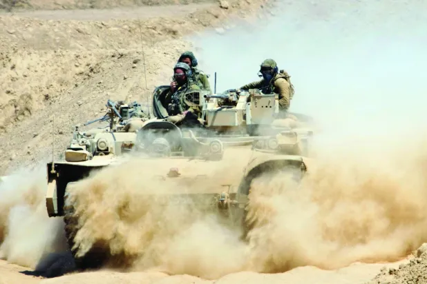 جنود إسرائيليون يعودون بمركبة مدرعة من شمال قطاع غزة إلى جنوب إسرائيل 29 يوليو 2025 (أ.ب)