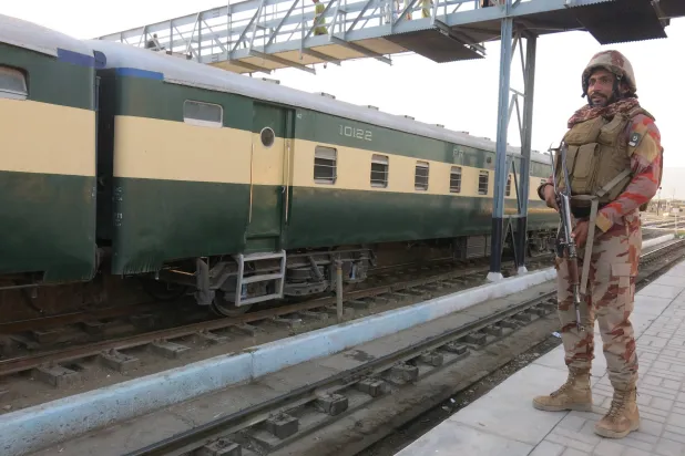 مع ازدياد الهجمات المسلحة في السنوات الأخيرة ازداد استهداف البنية التحتية للنقل في بلوشستان خصوصاً خطوط السكك الحديدية مما يعكس تنامي التهديدات لأمن المنطقة (إ.ب.أ)